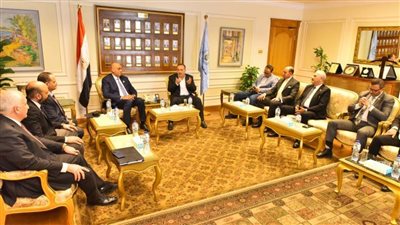 محافظ أسيوط يبحث ضخ تمويلات جديدة ودعم التجمعات الصناعية