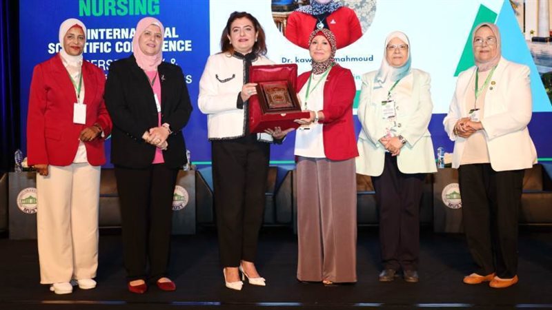 تكريم نقيبة التمريض