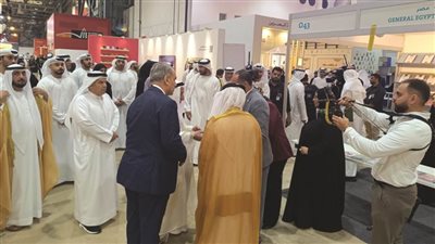 الشيخ سلطان القاسمي يتفقد جناح الهيئة المصرية العامة للكتاب ويكرم سلماوي “شخصية العام الثقافية