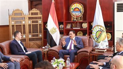 نائب وزير الصحة يبحث مع محافظ مطروح تسريع مشروعات التطوير