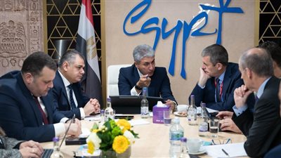وزير السياحة والآثار يعقد سلسلة لقاءات مهنية مع مسؤولي عدد من شركات الطيران العالمية