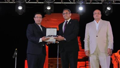 محافظ قنا يكرم رموز الفن والثقافة في مهرجان قنا للفنون والحرف التراثية