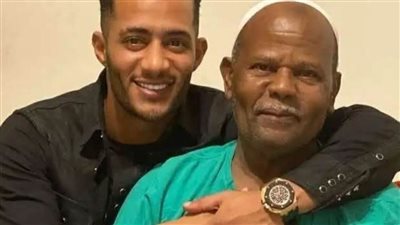 محمد رمضان ينعي والده.. وصور خاصة من مراسم الدفن