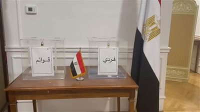 تتوافد الجالية المصرية في الأردن الى مبنى السفارة المصرية في العاصمة عمان