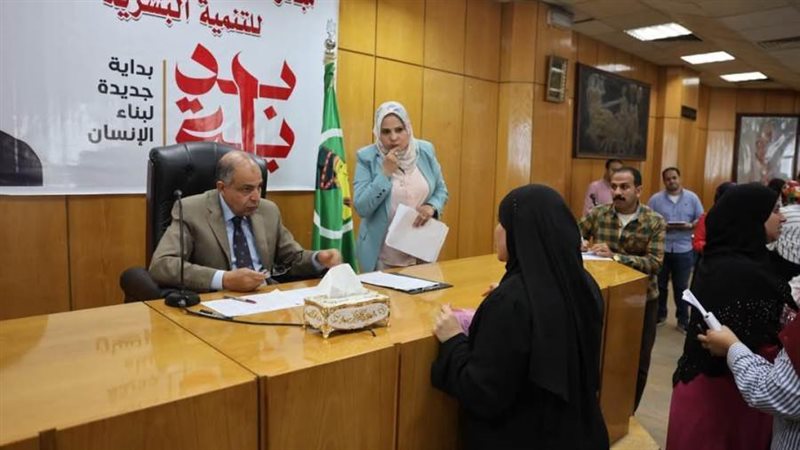 محافظ المنيا خلال