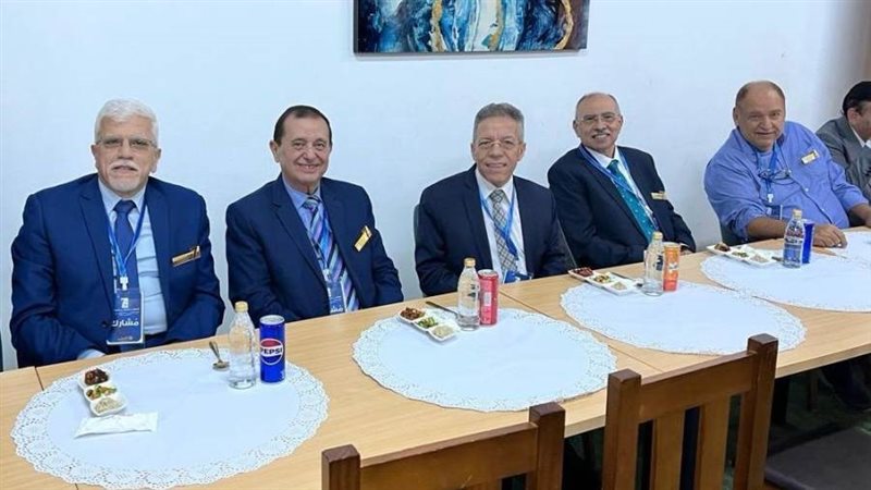 نقيب الأطباء في اجتماع