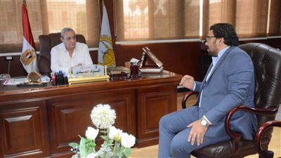 محافظ الغربية يناقش أليات تحسين الخدمات وحل مشكلات المترددين على التأمين الصحي