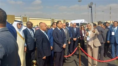 رئيس الوزراء يتفقد معرض 