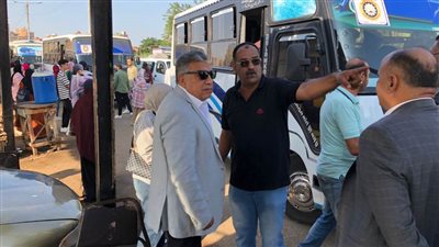 محافظ الدقهلية يشن جولة مفاجئة على موقف السرفيس بجديلة