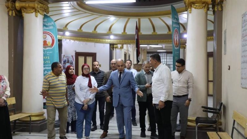 محافظ المنيا خلال