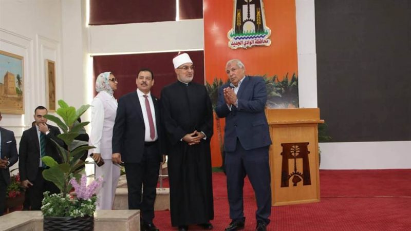 جانب من لقاء محافظ