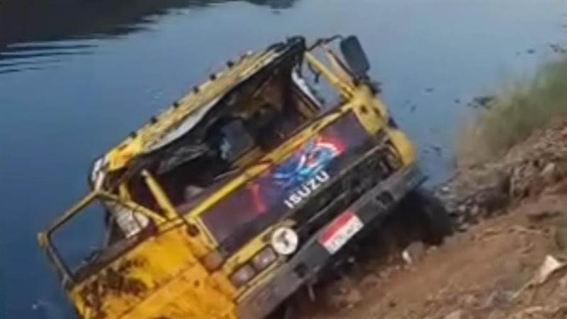 سقوط سيارة نقل فى