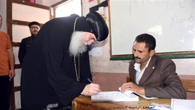 مطران بني سويف يدلي بصوته في انتخابات النواب بمدرسة القومية