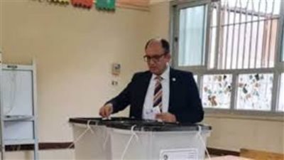 رئيس جامعة حلوان يدلي بصوته في انتخابات مجلس النواب