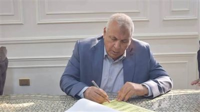 محافظ الوادي الجديد يوجه بحصر الحالات المرضية بقطاع التعليم لإعفائهم من التوقيع بالبصمة