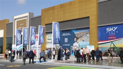 بالصور .. شاهد استمرار توافد الزائرين على أجنحة معرض النقل الذكي