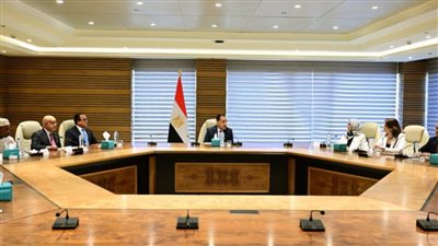 رئيس الوزراء يعقد لقاء بعدد من وزراء الصحة والتعليم ببعض الدول المشاركة في المؤتمر 