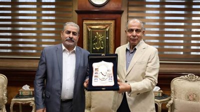 محافظ المنيا يبحث مع وفد الإصلاح الزراعي خطة تطوير المشروعات الإنتاجية وقوافل السلع الغذائية