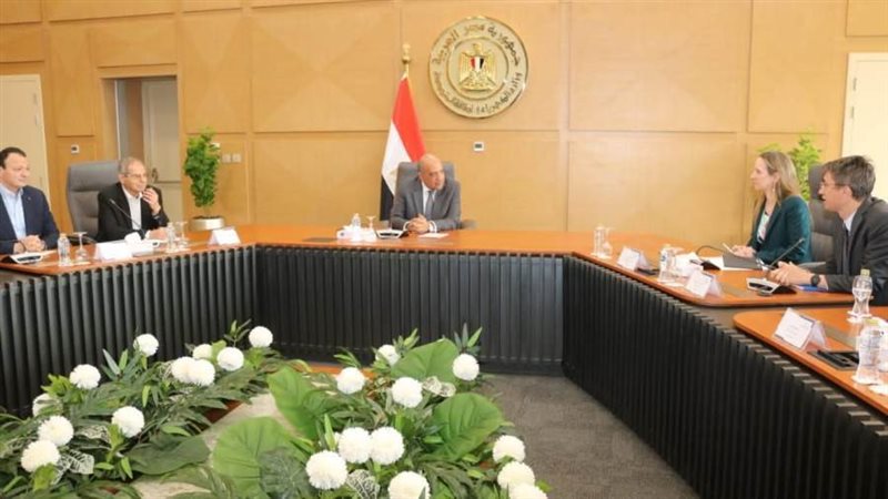 وزير الكهرباء مع