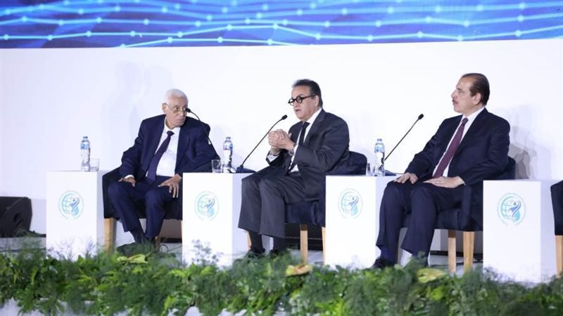 وزير الصحة في مؤتمر