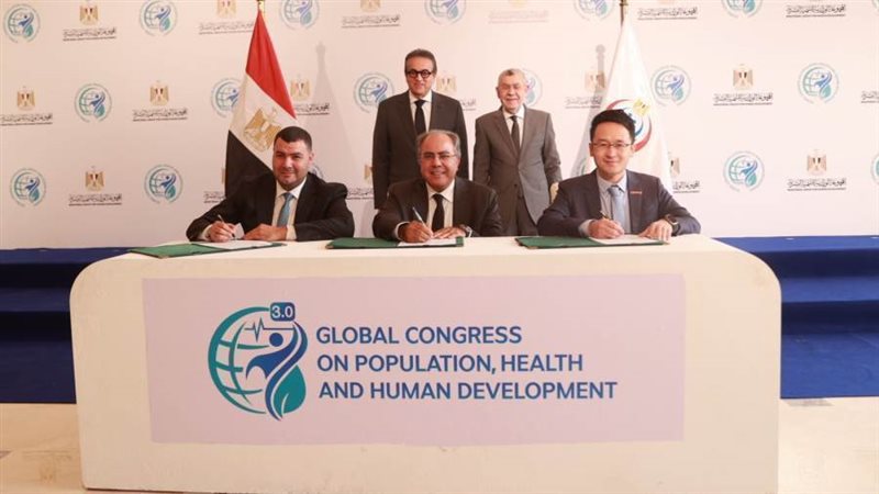 خلال توقيع أحد بروتوكولات