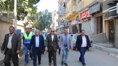 محافظ المنيا يتفقد شوارع أبوقرقاص ويستمع لشكاوى المواطنين