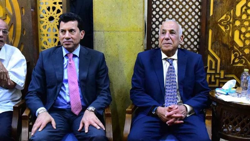 وزير الرياضة مع حسين