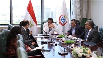 وزير الصحة يتابع تطوير مستشفى أم المصريين.. ويبحث إنشاء وحدات العلاج بالأكسجين بحلوان