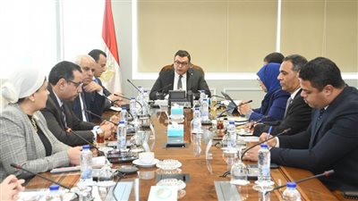 وزير الإسكان يتابع الاشتراطات والضوابط والمعايير الخاصة بالإعلانات على الطرق العامة والمحاور