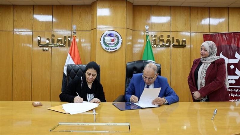 محافظ المنيا خلال