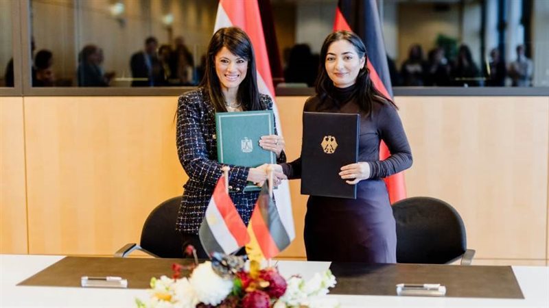 عقب توقيع بروتوكول