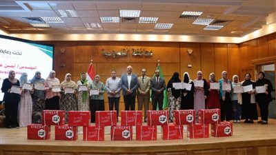 محافظ القليوبية يهدي ماكينات خياطة لـ15 متدربة من خريجات دورات مهنة الخياطة 