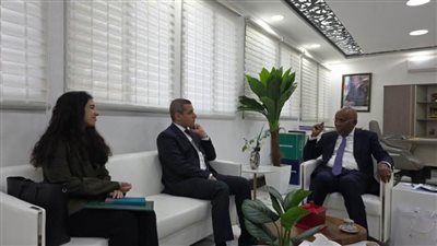 السفير المصري في جيبوتي يبحث التعاون التجاري مع وزير المالية والاقتصاد المكلف بالصناعة