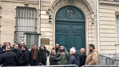 اصطفاف أبناء الجالية المصرية في باريس أمام لجان الاقتراع للمشاركة في النواب