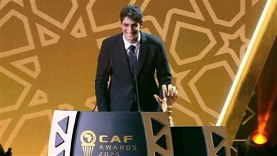 الحضري يُسلم جائزة أفضل حارس للمغربي ياسين بونو