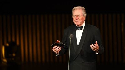 حسين فهمي يهدي ختام مهرجان القاهرة لصوت الطفلة هند رجب