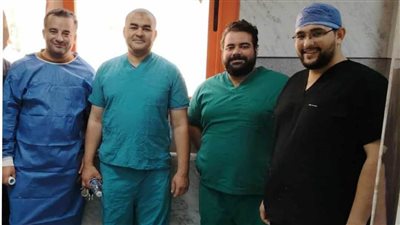 فريق طبي يجري جراحة دقيقة لطفل 