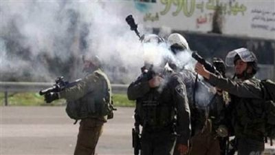 اندلاع مواجهات في الخليل بالضفة الغربية والاحتلال يطلق قنابل الغاز