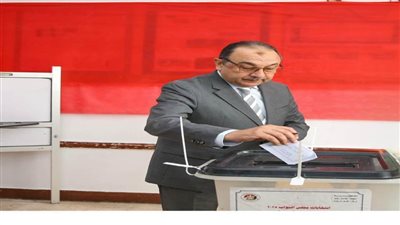وزير قطاع الأعمال يدلي بصوته في انتخابات النواب بمدرسة سيزا نبراوي بالقاهرة الجديدة