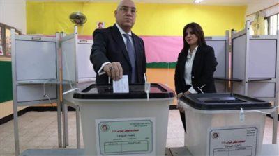 رئيس حزب الجبهة الوطنية يدلي بصوته في انتخابات النواب بالقاهرة الجديدة