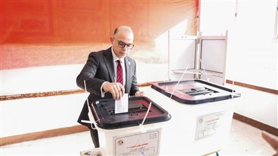 رئيس هيئة الرقابة المالية يُدلي بصوته ويؤكد أهمية المشاركة في انتخابات النواب