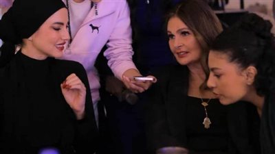 يسرا ودرة ترقصان على أغنية فيلم 