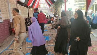 توافد السيدات وكبار السن على اللجان الانتخابية بمدينة الشروق والتجمع الأول