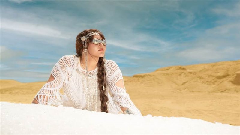 الفنانة الشابة إلينا