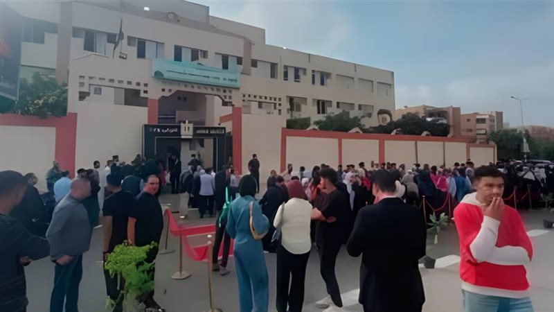 الناخبين مع بدء التصويت