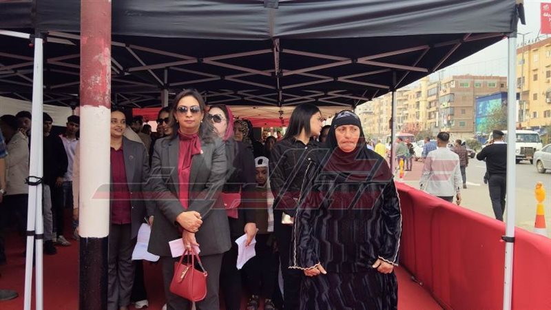 اصطفاف السيدات أمام