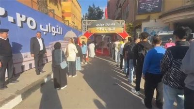 توافد الناخبين للإدلاء بأصواتهم بمنطقة الأزبكية بالقاهرة 