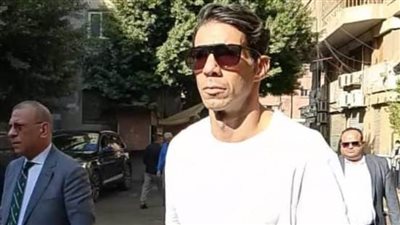 شريف إكرامي يصل للمحكمة لمساندة رمضان صبحي في قضية تزوير محررات رسمية