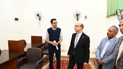 رئيس جامعة أسيوط يتفقد تجهيزات إنشاء مركز إصدار شهادات الخريجين بمجمع الخدمات