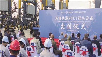 اقتصادية قناة السويس تشهد تسليم معدات مناولة الحاويات بميناء السخنة